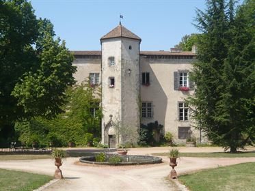 Château des XVe et XVIIIe Ismh avec de superbes jardins. –