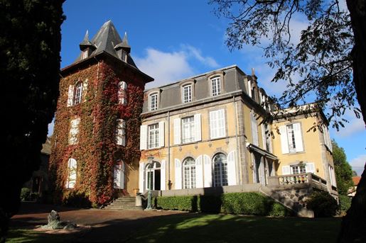 Schloss aus dem neunzehnten Jahrhundert mit Nebengebäuden und Park in Clermont-Ferrand. –
