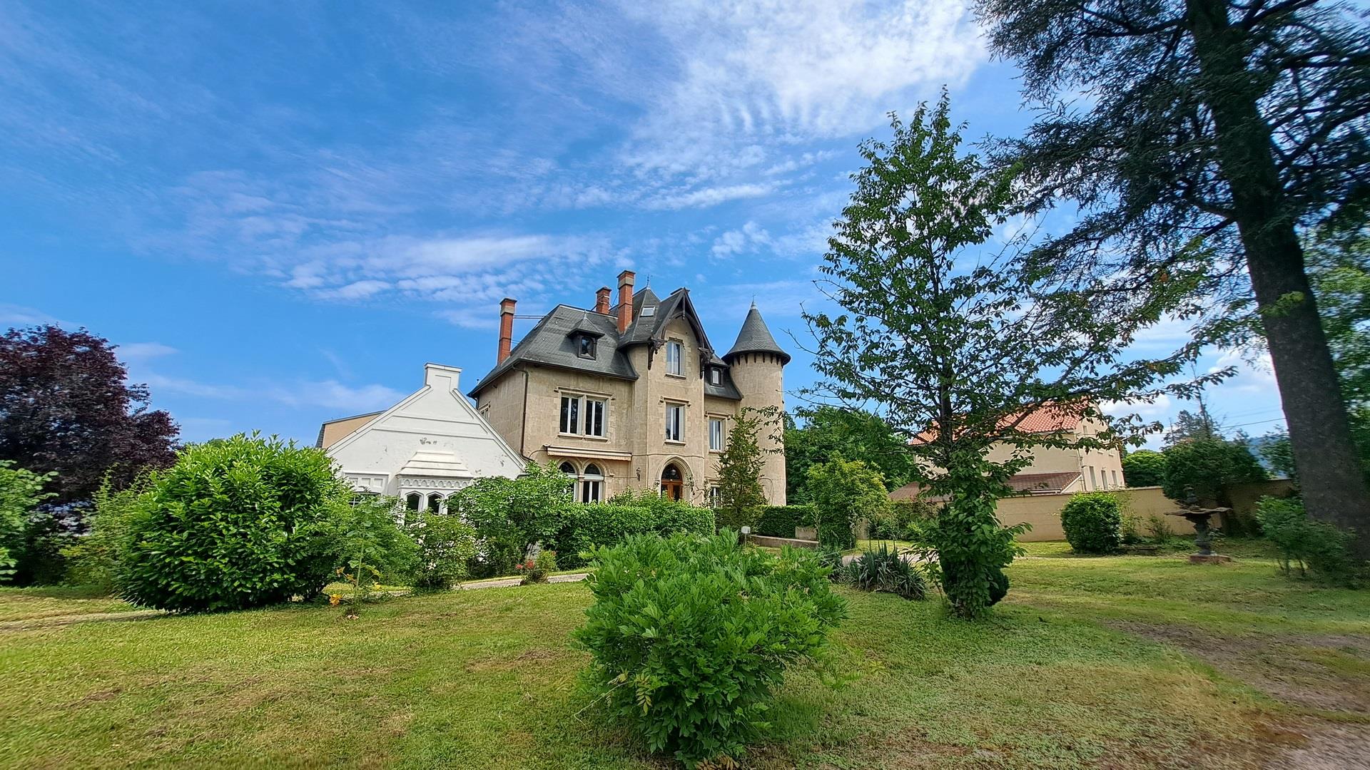 Elégant manoir néo-gothique avec bureaux et parc à Thiers