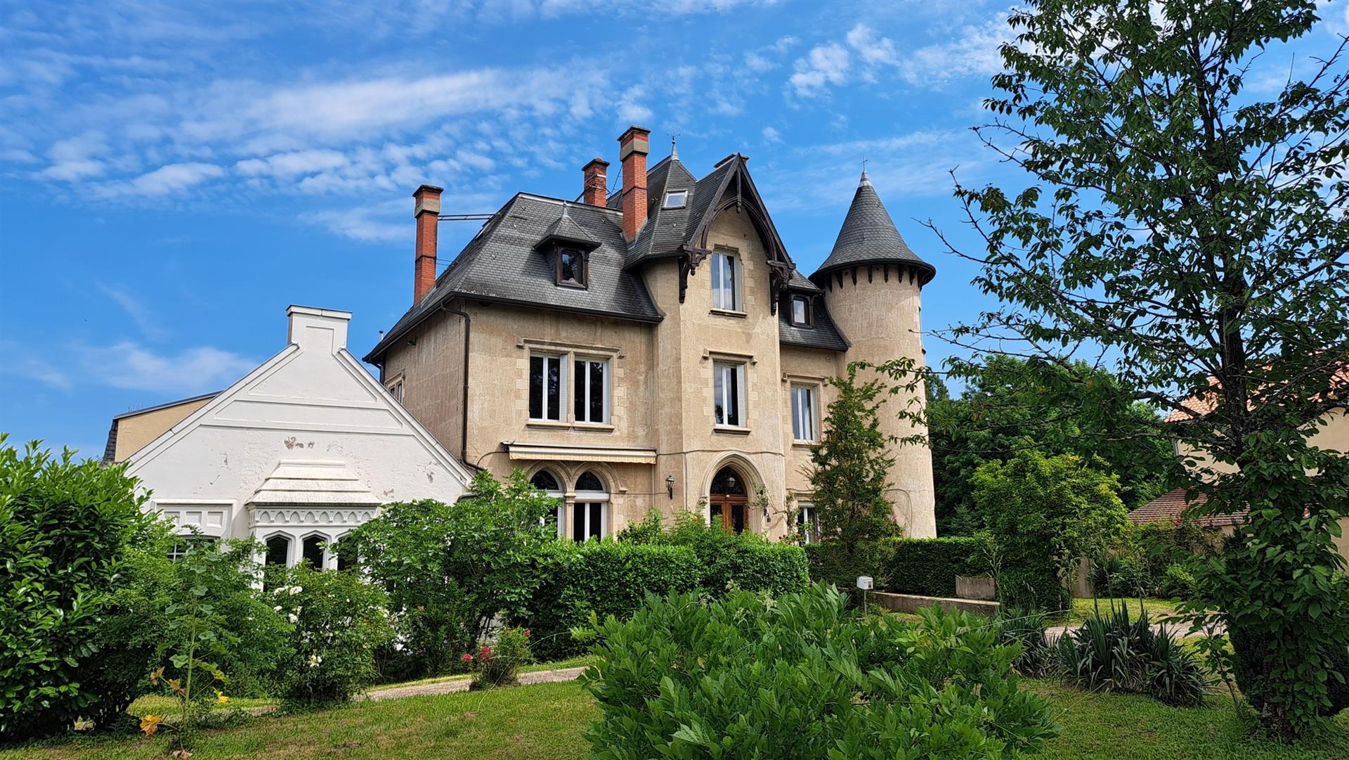 Elégant manoir néo-gothique avec bureaux et parc à Thiers