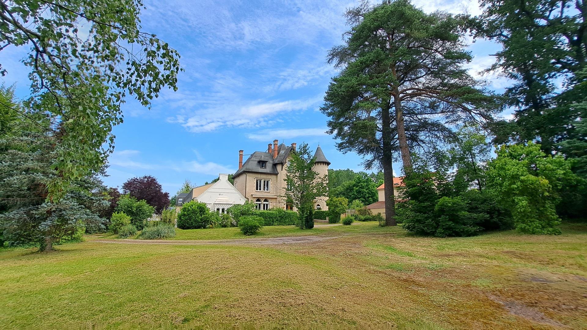 Elégant manoir néo-gothique avec bureaux et parc à Thiers