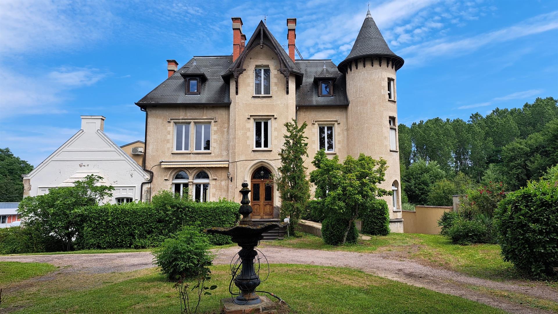 Elégant manoir néo-gothique avec bureaux et parc à Thiers