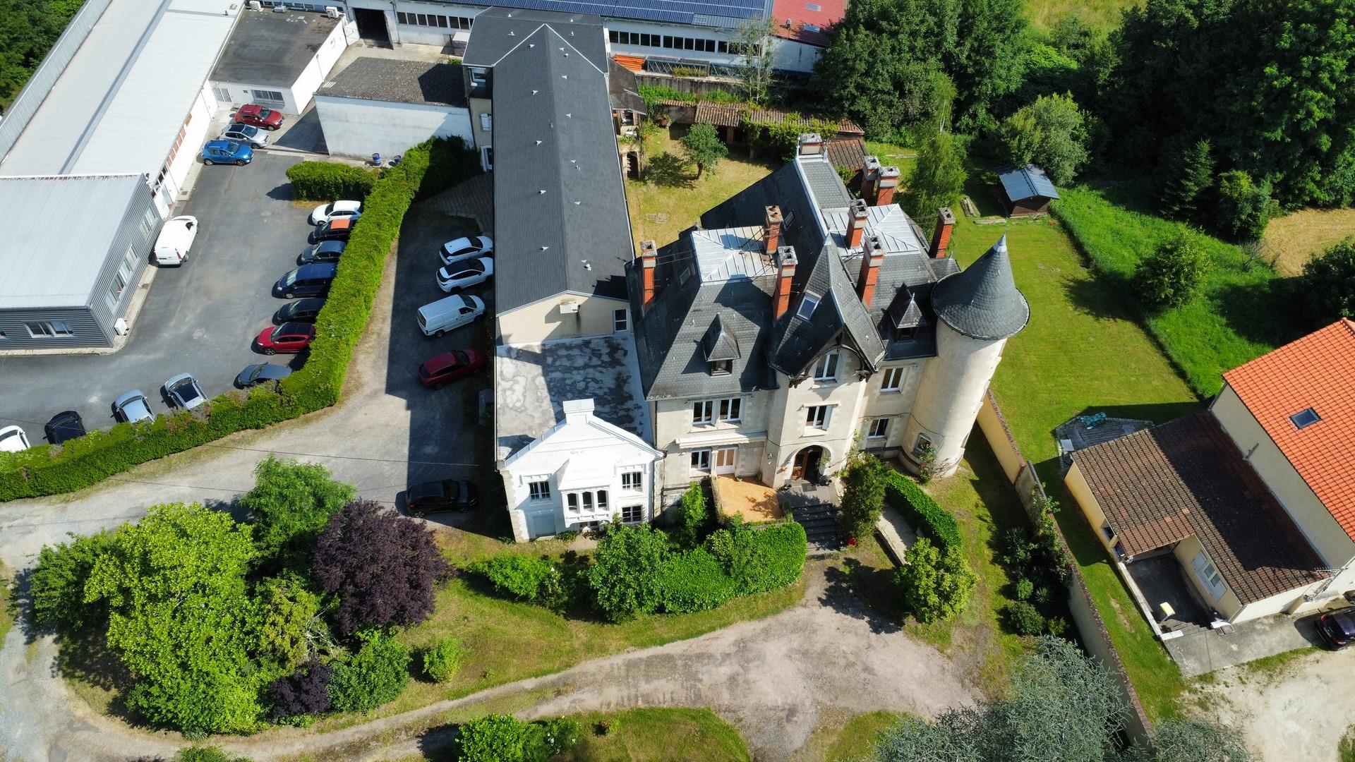 Elégant manoir néo-gothique avec bureaux et parc à Thiers