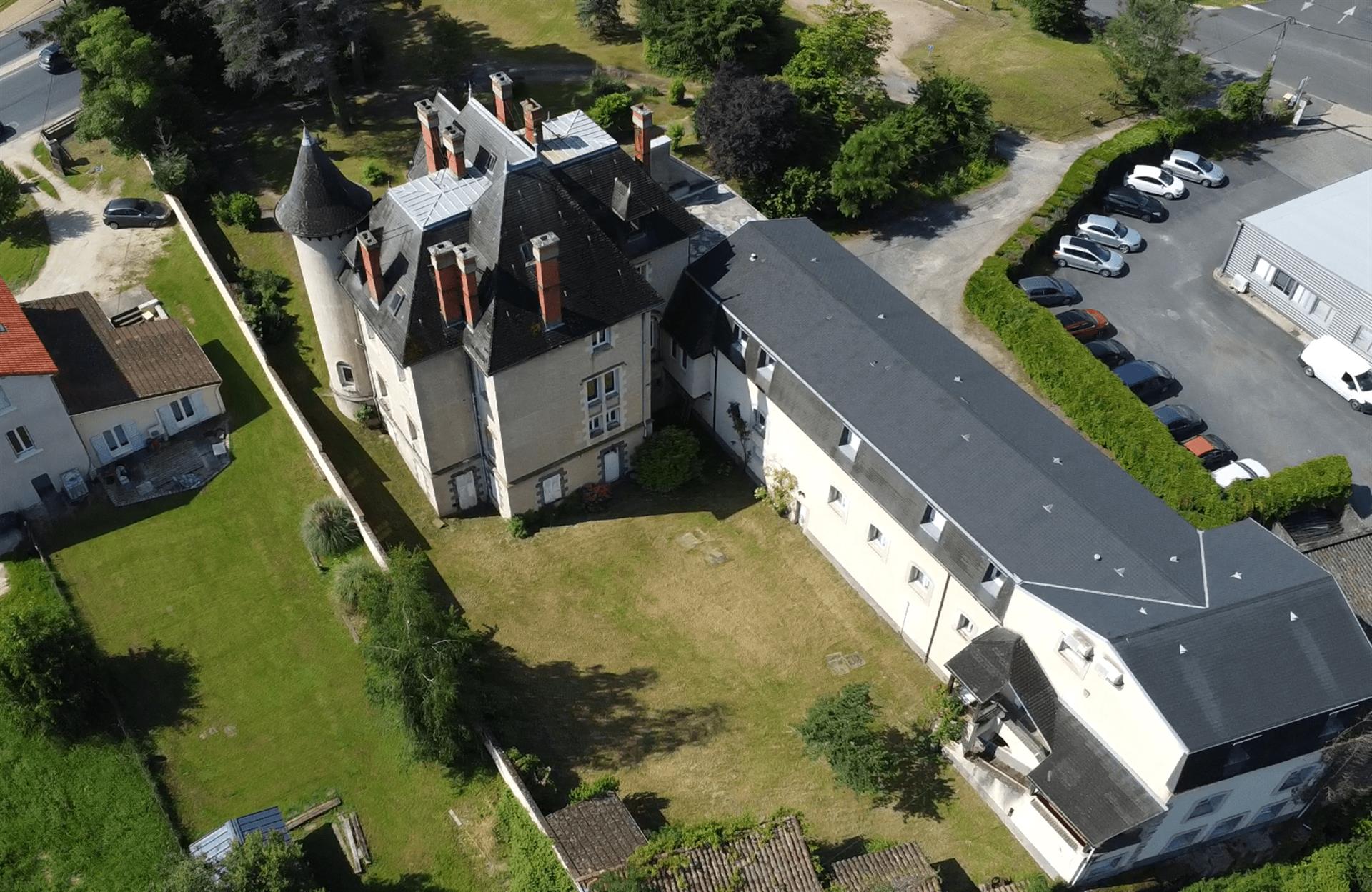 Elégant manoir néo-gothique avec bureaux et parc à Thiers