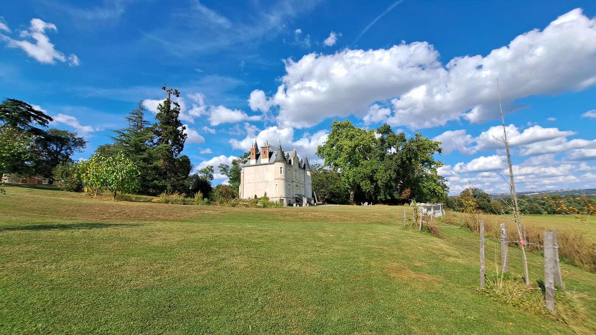 Neo-Renaissance castle with outbuildings and 13 ha.