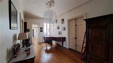 Beautiful apartment of 194 m² cours Sablon in Clermont-Ferrand with garage
