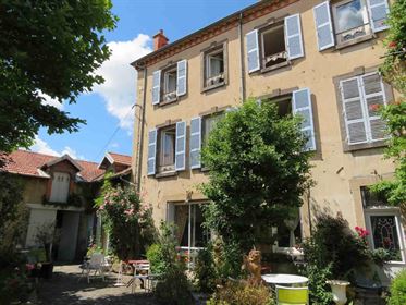 Achttiende eeuws huis met tuin en bijgebouw 10 km van Issoire –