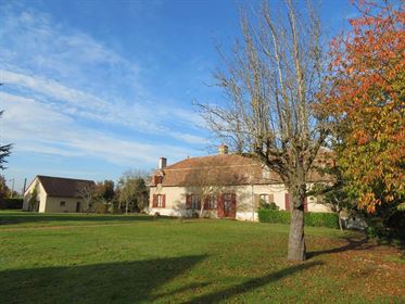 Demeure XVIIe avec garage et jardin à Pierrefitte sur Loire. –
