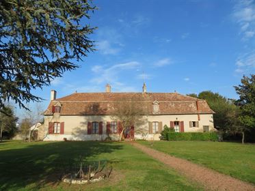 Demeure XVIIe avec garage et jardin à Pierrefitte sur Loire. –