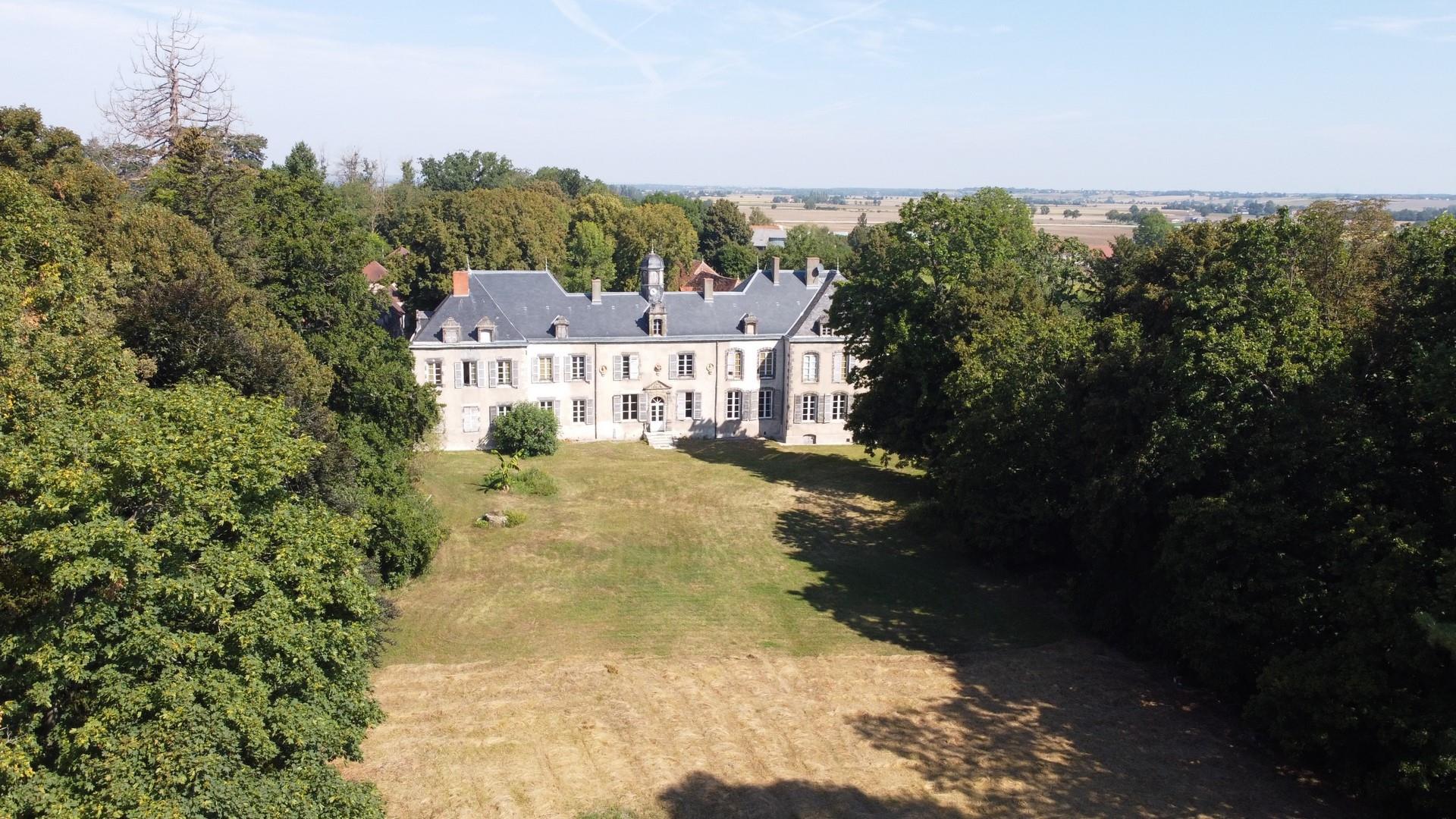 Schloss aus dem sechzehnten und neunzehnten Jahrhundert zwischen Gannat und Vichy