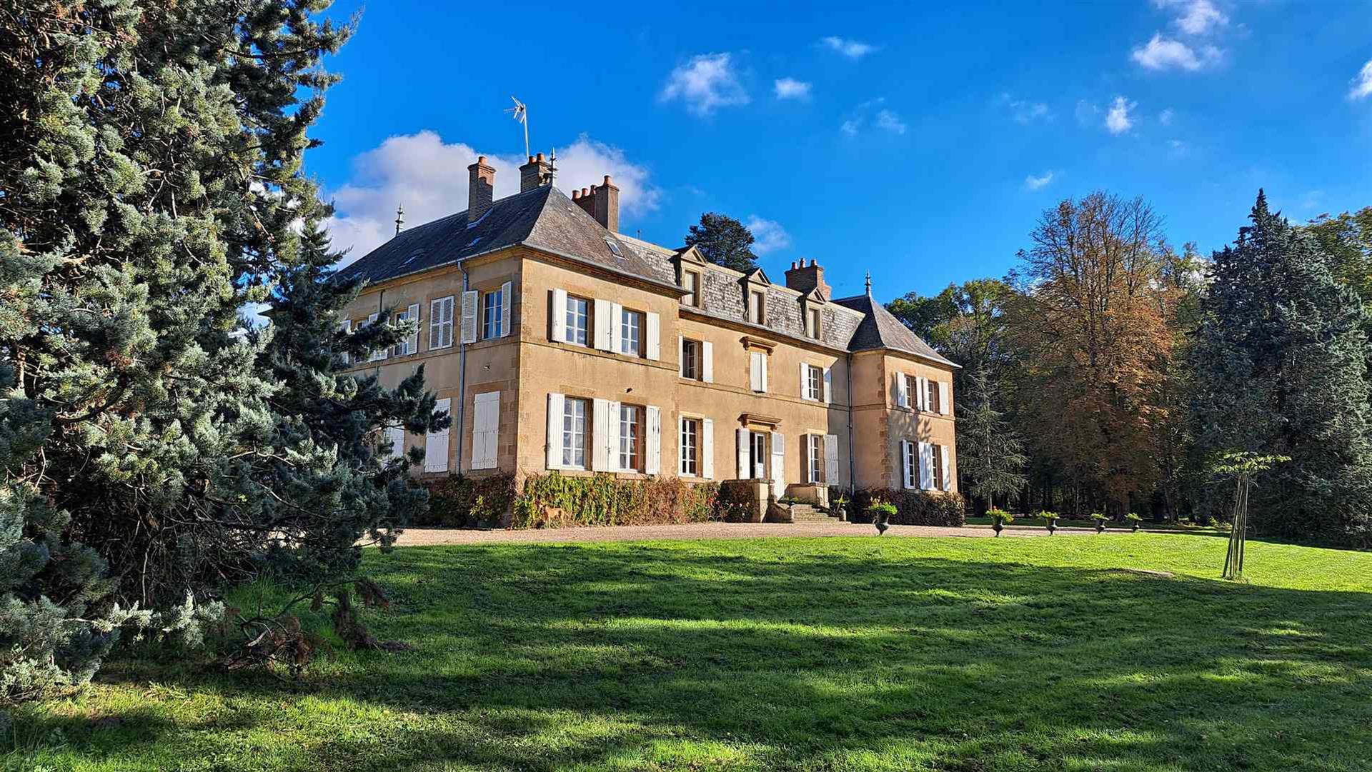 Elegante castillo en el corazón de una finca de 53 hectáreas de terreno con tres casas y dependenci