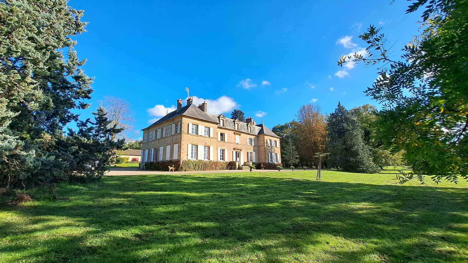 Elegante castillo en el corazón de una finca de 53 hectáreas de terreno con tres casas y dependenci