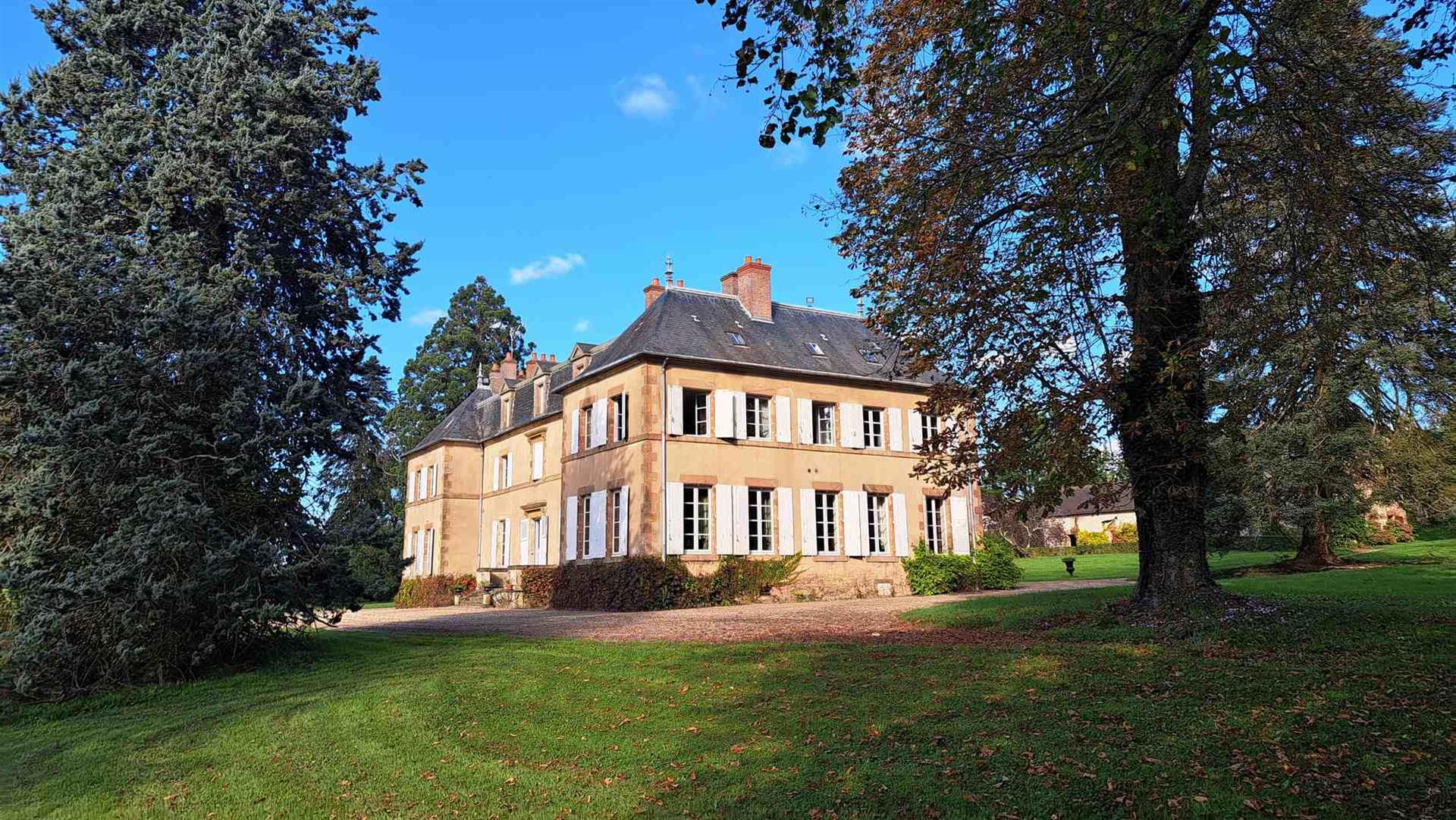 Elegante castillo en el corazón de una finca de 53 hectáreas de terreno con tres casas y dependenci