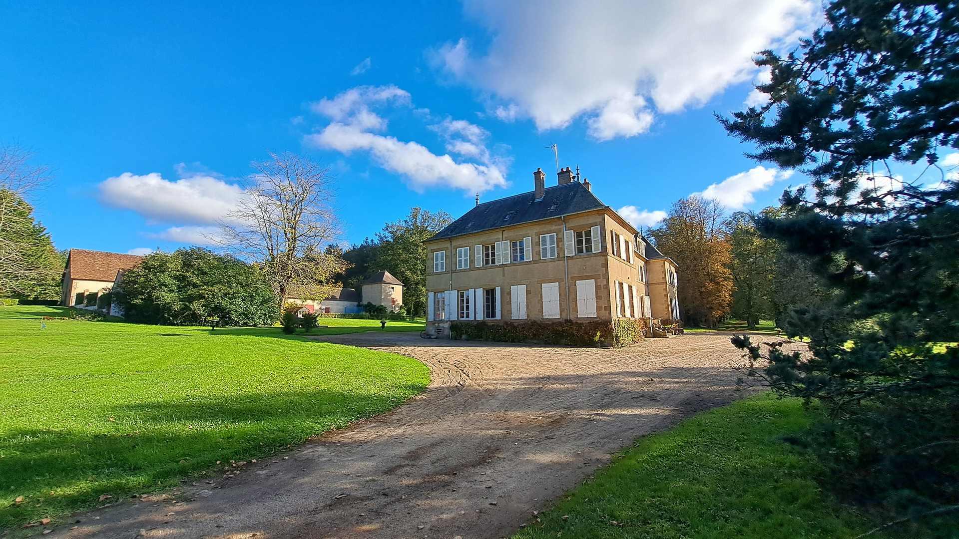 Elegante castillo en el corazón de una finca de 53 hectáreas de terreno con tres casas y dependenci