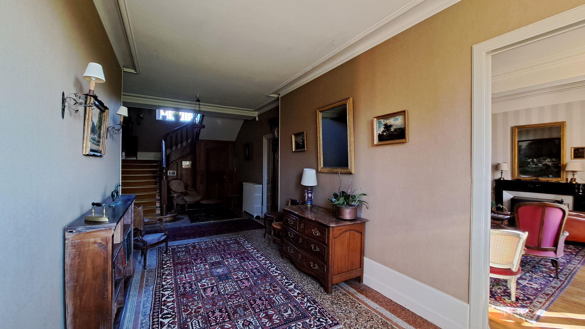 Elegante castillo en el corazón de una finca de 53 hectáreas de terreno con tres casas y dependenci
