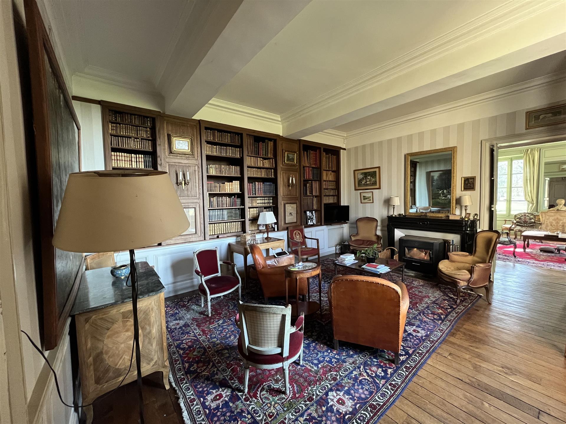 Elegante castillo en el corazón de una finca de 53 hectáreas de terreno con tres casas y dependenci