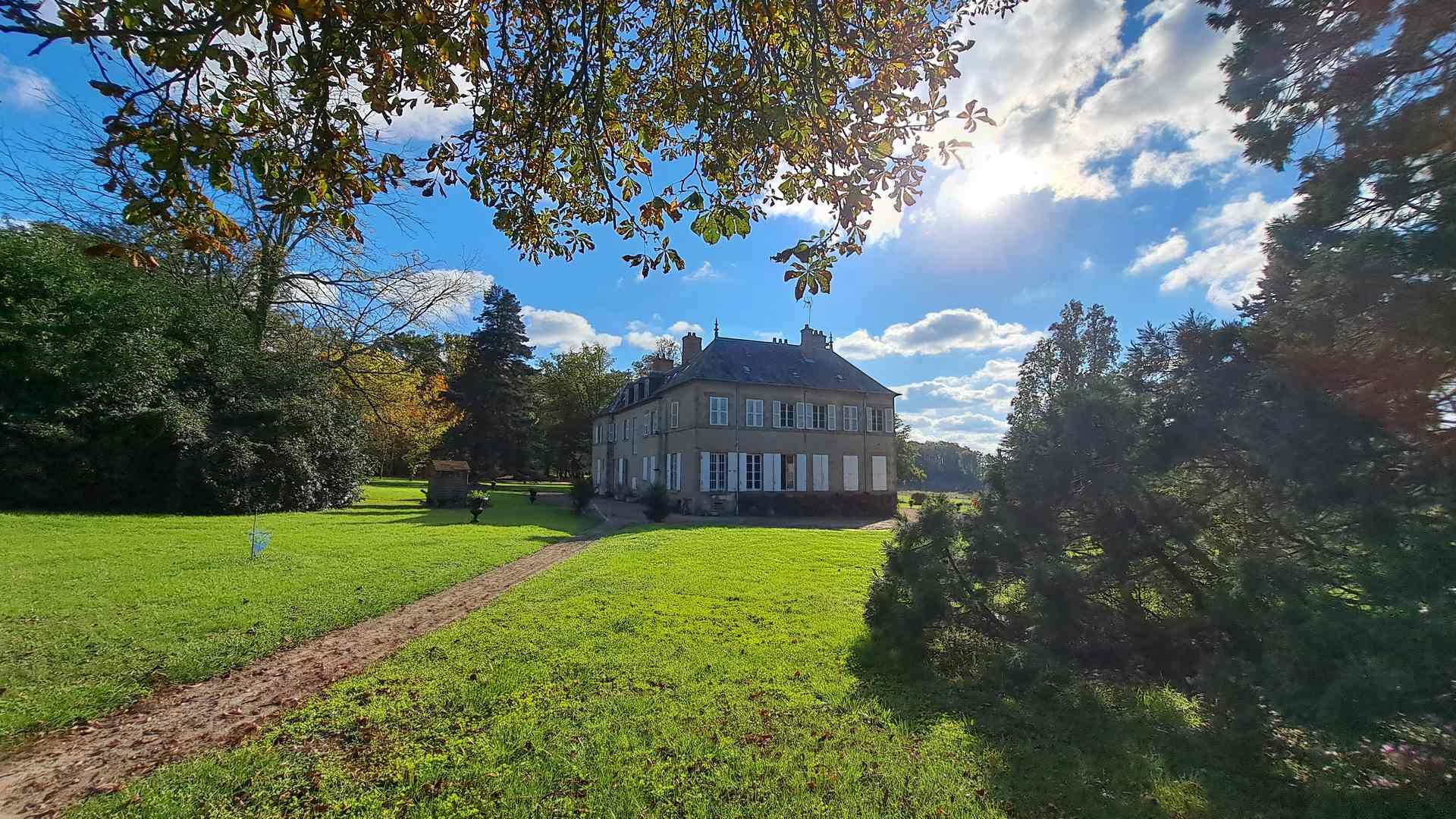 Elegant chateau in the heart of an estate of 53 ha of land with three houses and outbuildings