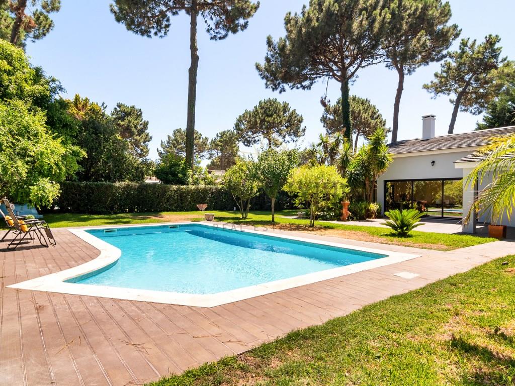 Moradia T4 com piscina e jardim na Herdade da Aroeira