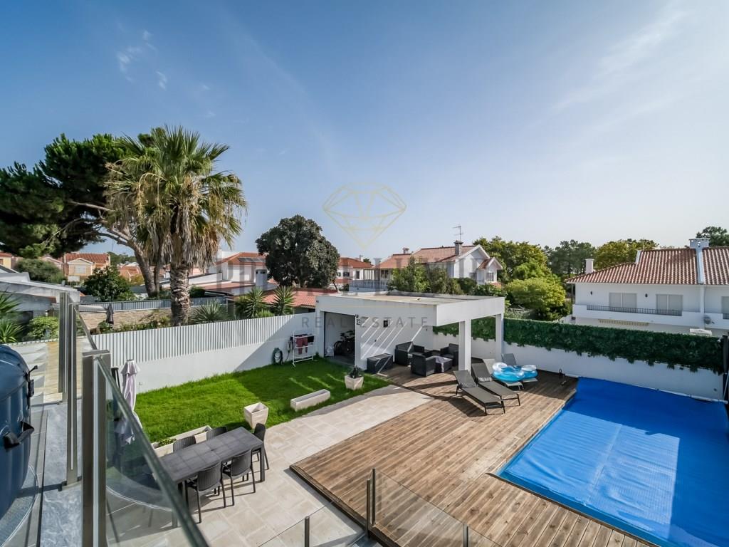 Luxury Villa T4 + 1 - A Paradise Refuge with Pool