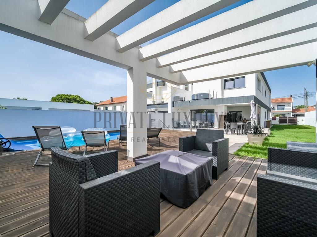 Luxury Villa T4 + 1 - A Paradise Refuge with Pool