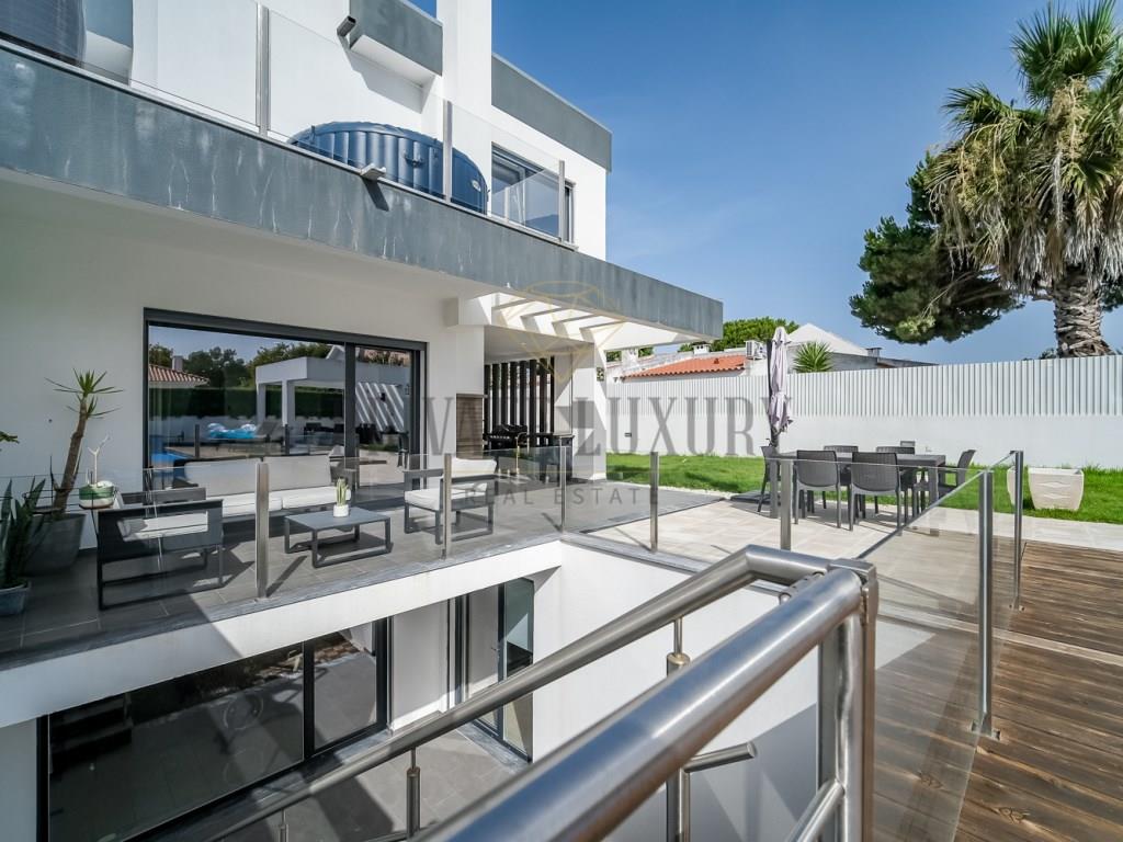 Luxury Villa T4 + 1 - A Paradise Refuge with Pool