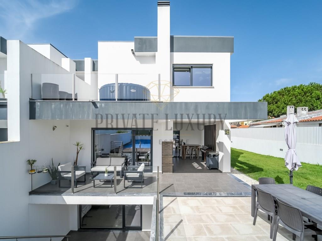 Luxury Villa T4 + 1 - A Paradise Refuge with Pool
