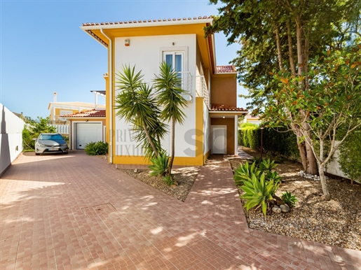 3+1 bedroom villa with swimming pool and garage in private condominium, Azeitão