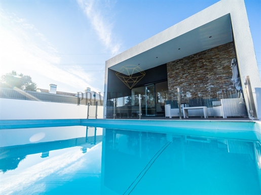 Moradia T5 com piscina aquecida e vista campo em Sesimbra