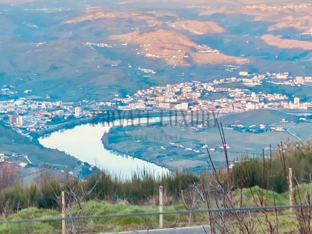 House overlooking the Douro River