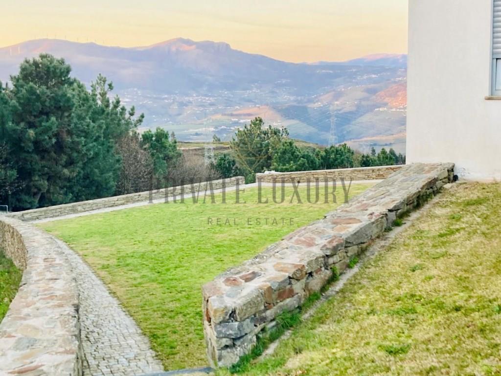 House overlooking the Douro River