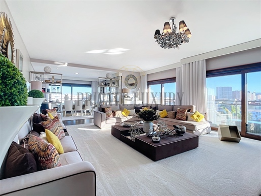 5 bedroom flat transformed into 4 bedroom flat in the prestigious Oriente condominium.