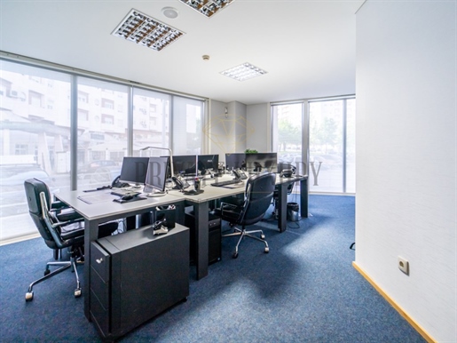 Office with 440m2, with 18 divisions and private parking