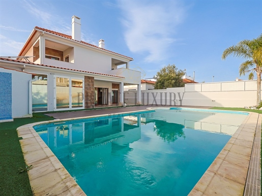 4 bedroom villa with pool in Moita with easy access to Lisbon