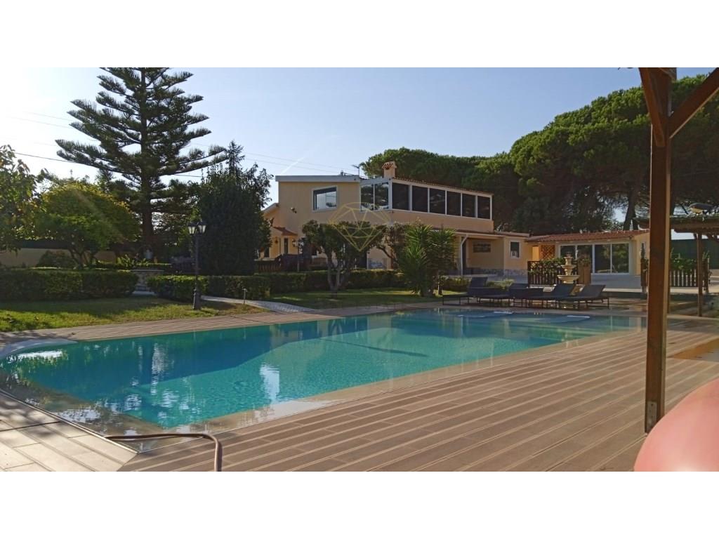 Villa de 3 Dormitorios con Piscina, Jardín y Terreno Rústico - ¡Comodidad, Privacidad y Calidad de V