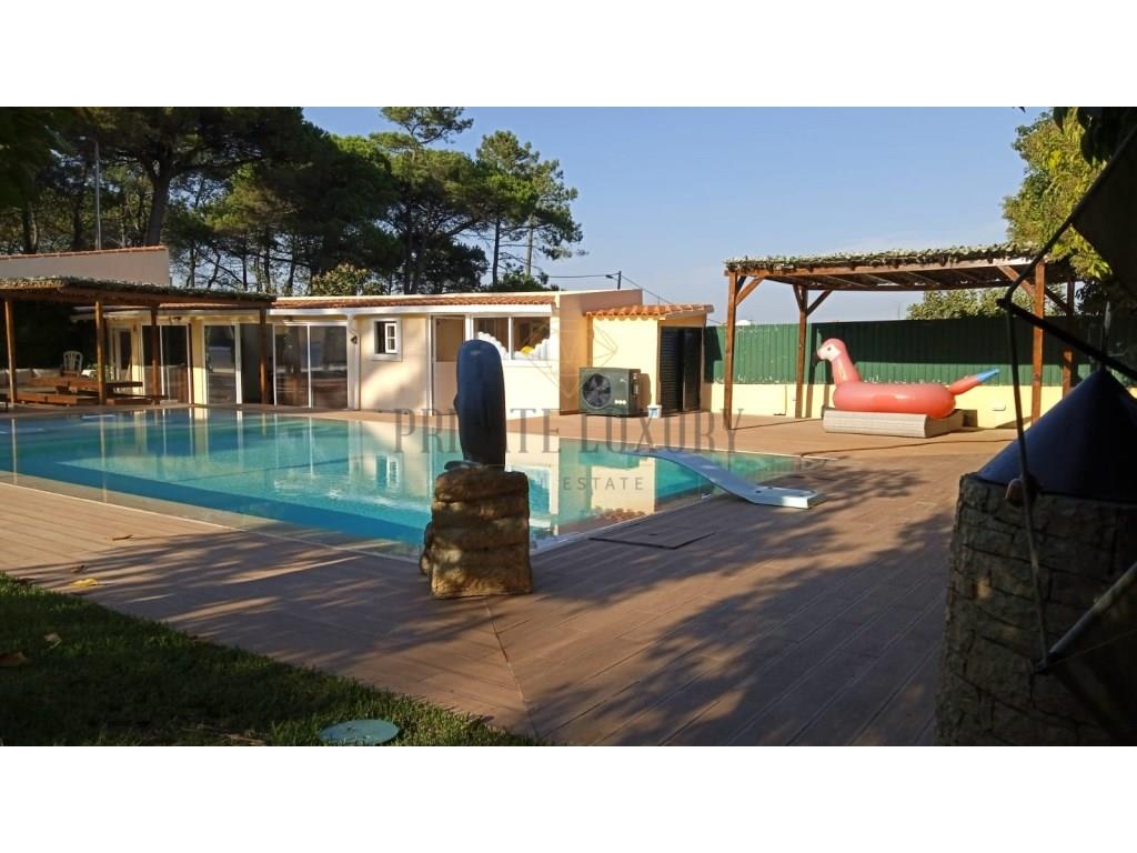 Villa de 3 Dormitorios con Piscina, Jardín y Terreno Rústico - ¡Comodidad, Privacidad y Calidad de V