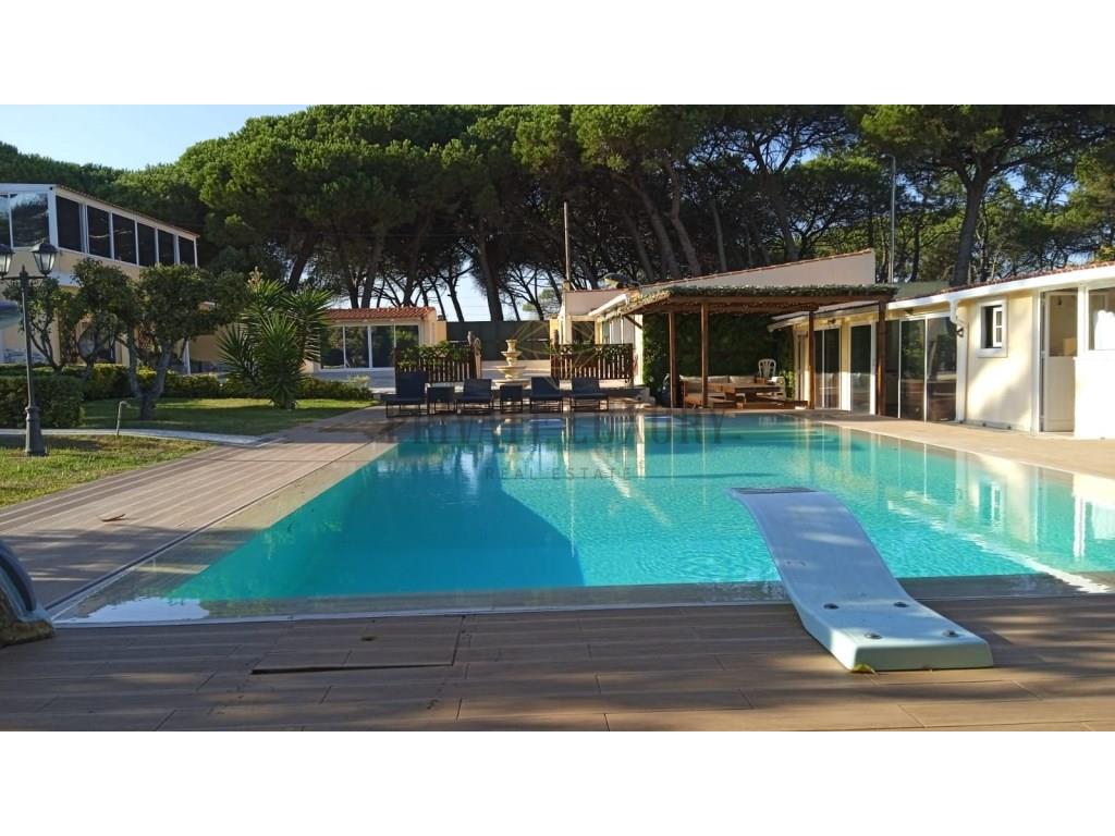 Villa de 3 Dormitorios con Piscina, Jardín y Terreno Rústico - ¡Comodidad, Privacidad y Calidad de V