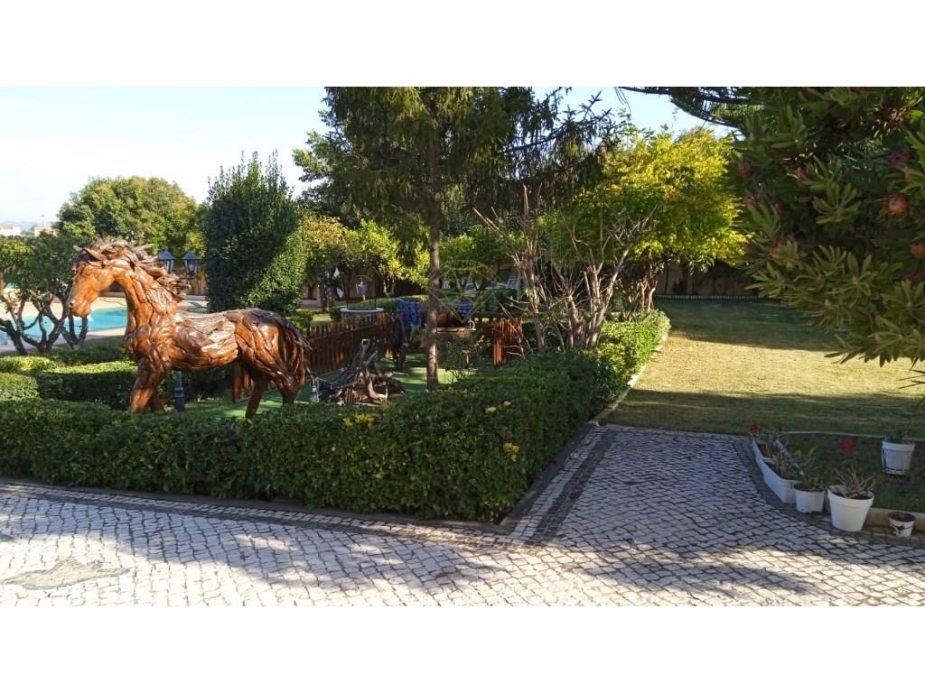 Villa de 3 Dormitorios con Piscina, Jardín y Terreno Rústico - ¡Comodidad, Privacidad y Calidad de V