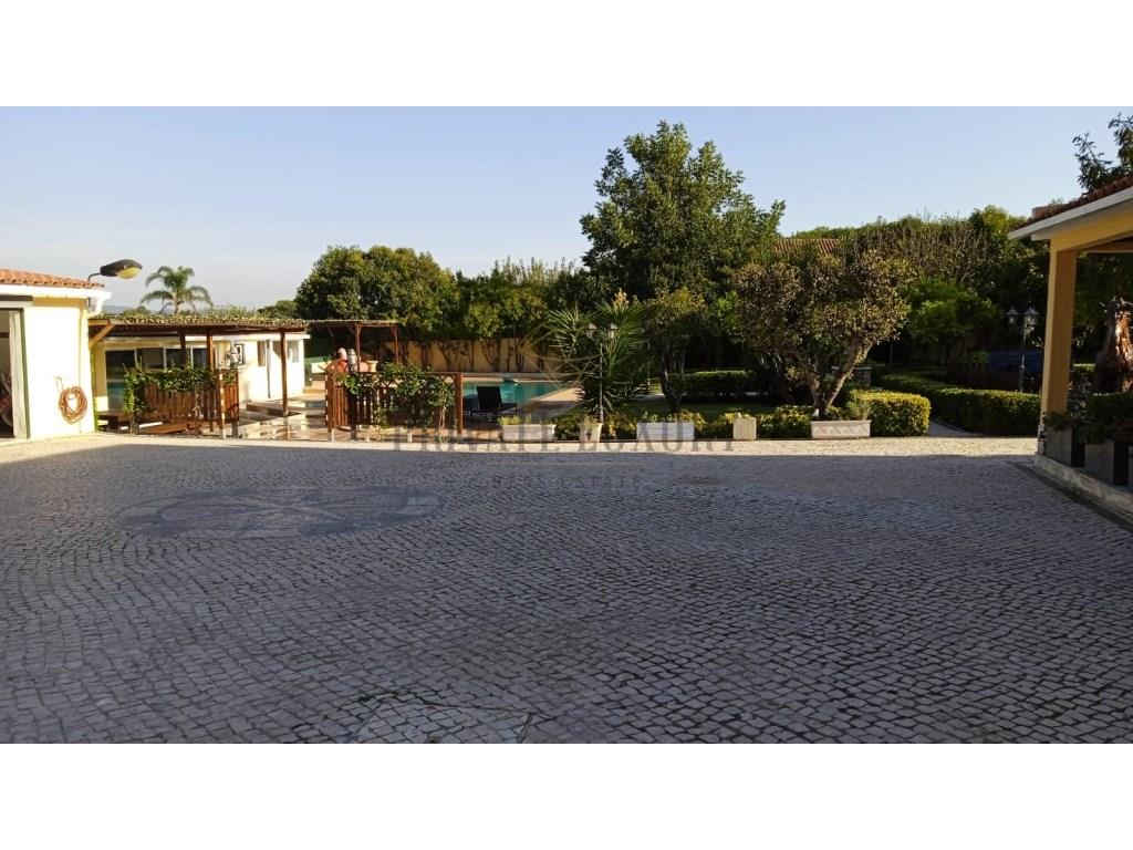 Villa de 3 Dormitorios con Piscina, Jardín y Terreno Rústico - ¡Comodidad, Privacidad y Calidad de V