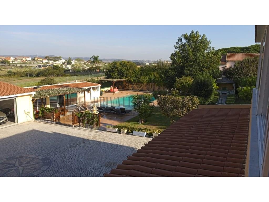 Villa de 3 Dormitorios con Piscina, Jardín y Terreno Rústico - ¡Comodidad, Privacidad y Calidad de V