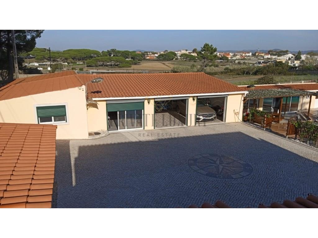 Villa de 3 Dormitorios con Piscina, Jardín y Terreno Rústico - ¡Comodidad, Privacidad y Calidad de V