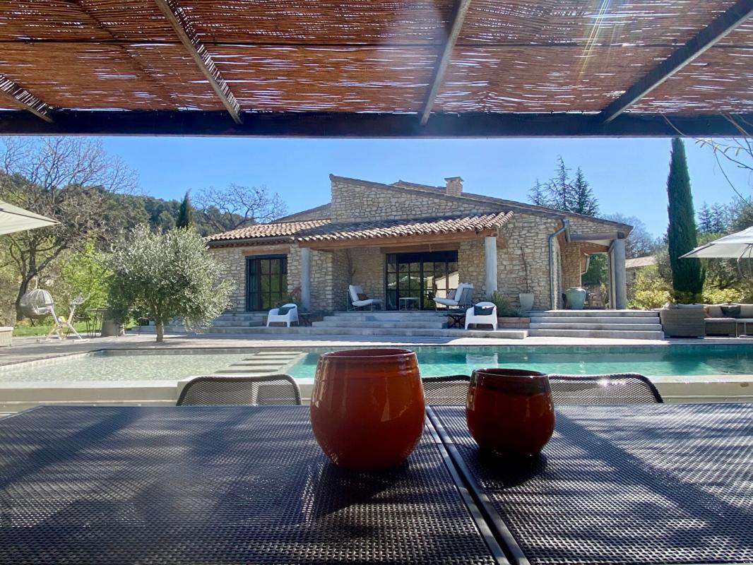 Superb stone house with swimming pool in the Luberon