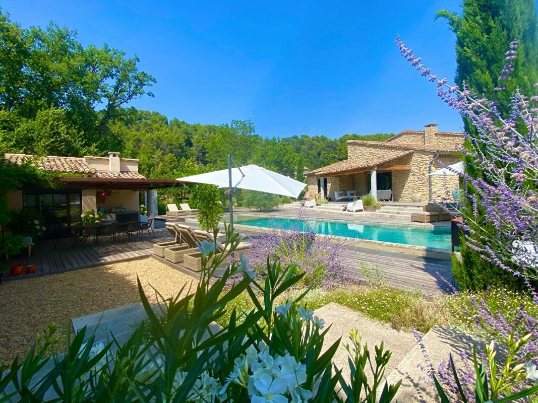 Superb stone house with swimming pool in the Luberon