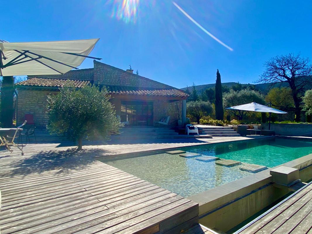 Superb stone house with swimming pool in the Luberon