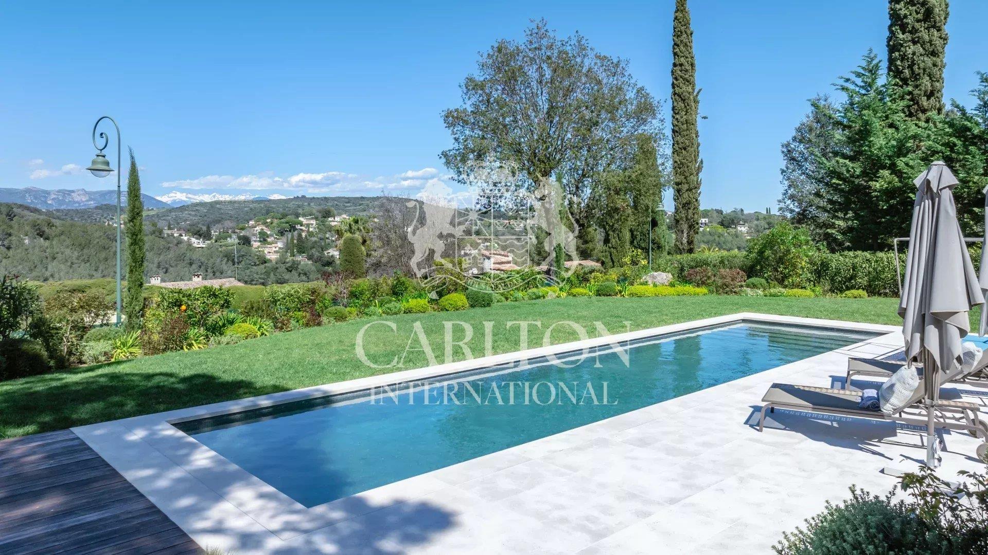 Biot: prestigiosa moradia em pedra com interior contemporâneo e vistas panorâmicas soberbas sobre as