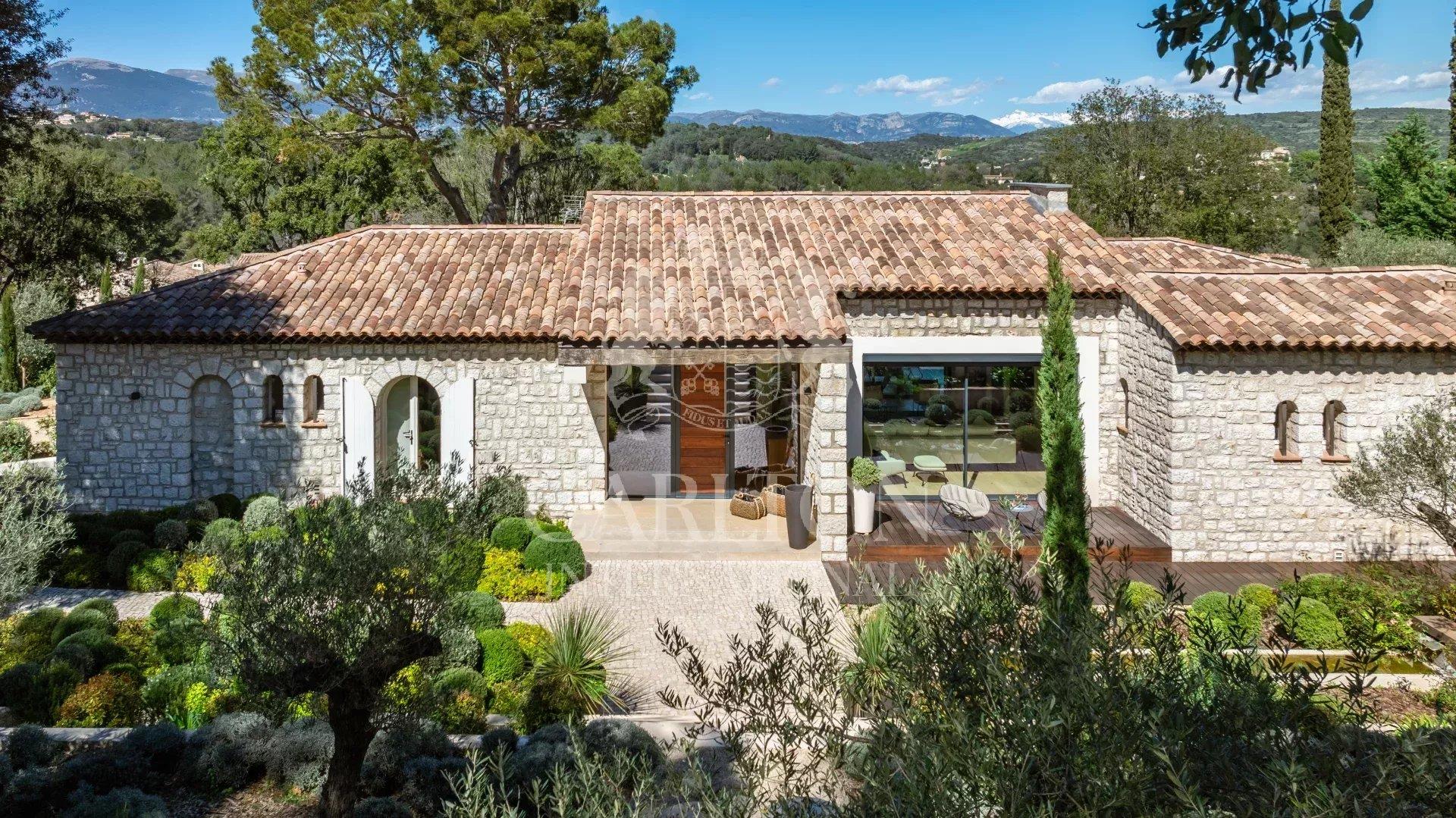 Biot: prestigiosa moradia em pedra com interior contemporâneo e vistas panorâmicas soberbas sobre as
