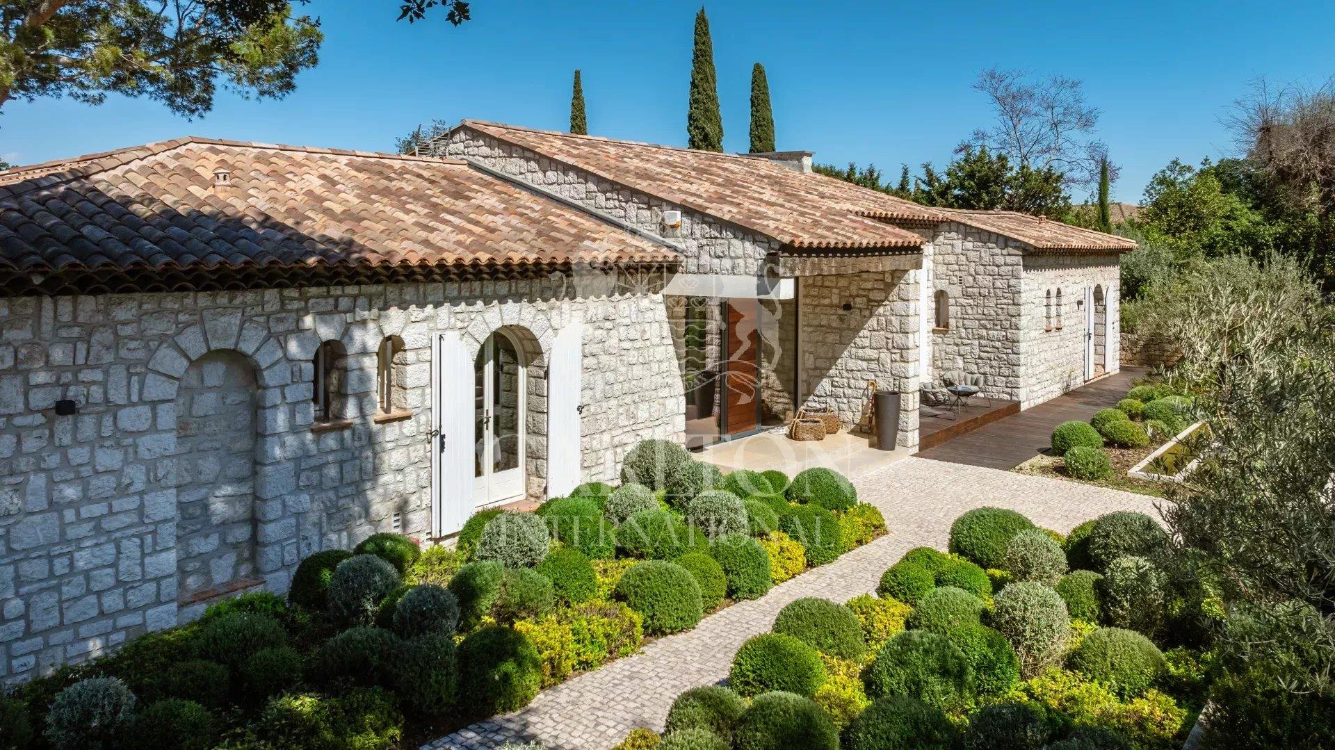 Biot: prestigiosa moradia em pedra com interior contemporâneo e vistas panorâmicas soberbas sobre as