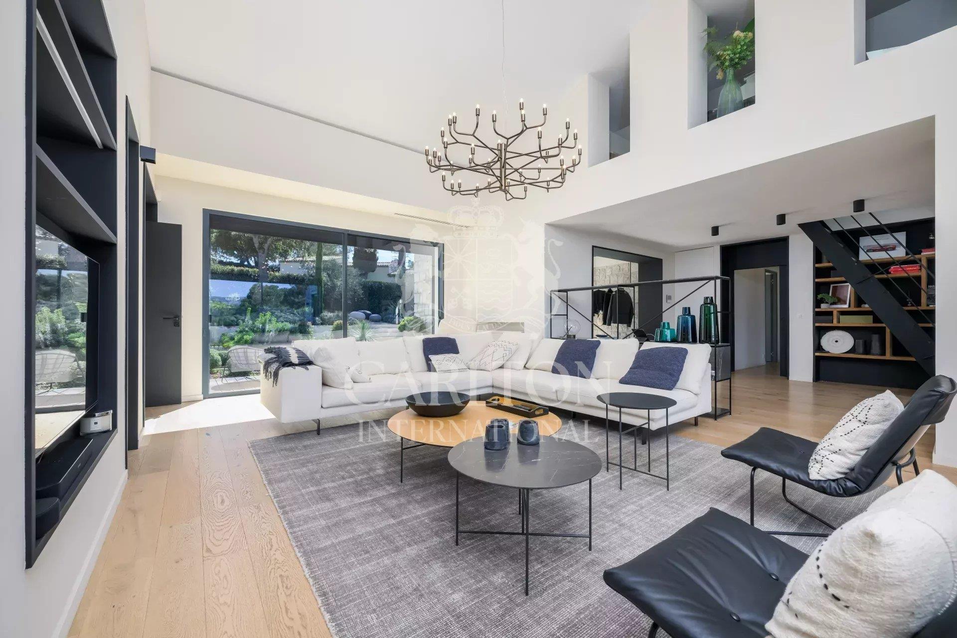 Biot: prestigiosa moradia em pedra com interior contemporâneo e vistas panorâmicas soberbas sobre as