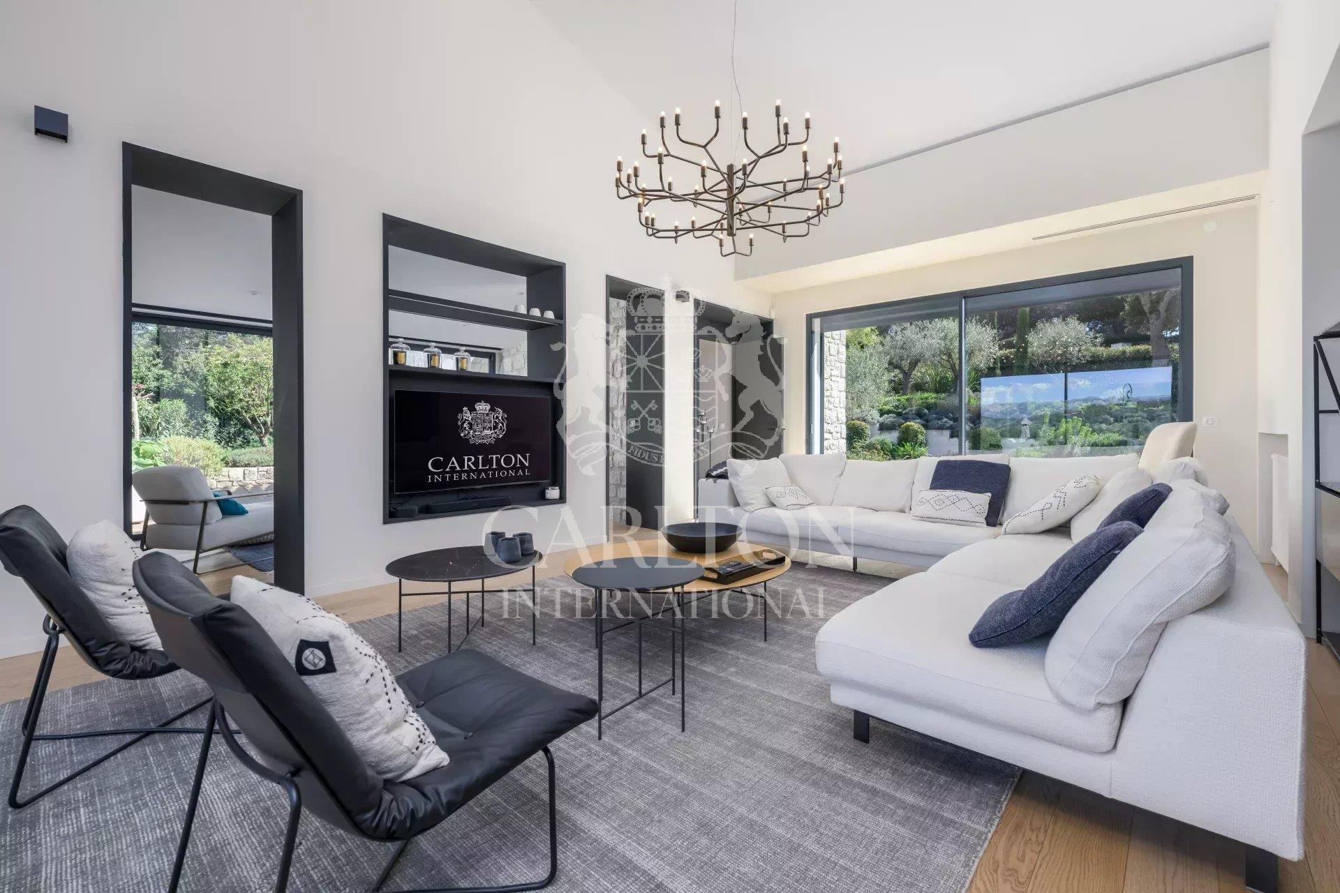 Biot: prestigiosa moradia em pedra com interior contemporâneo e vistas panorâmicas soberbas sobre as