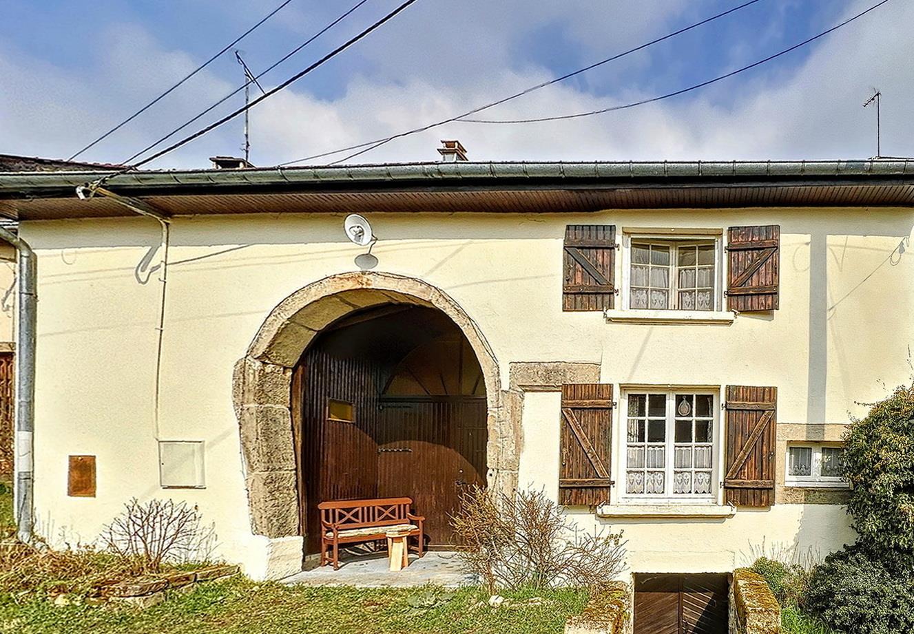 Maison de village caractéristique avec 5 chambres, 3 salles de bains et détails uniques