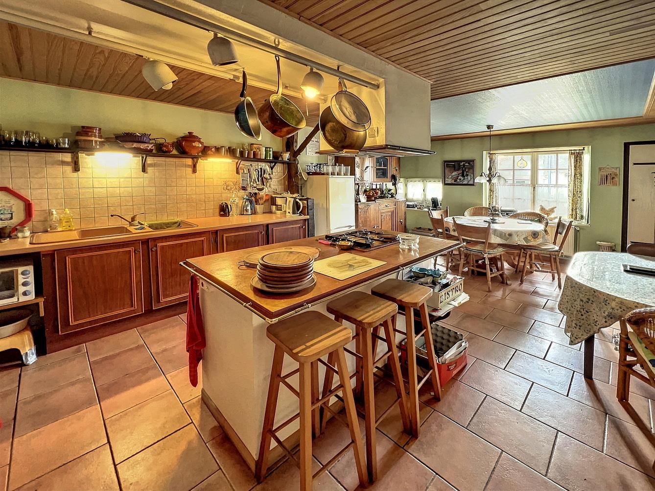 Maison de village caractéristique avec 5 chambres, 3 salles de bains et détails uniques